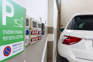 Electric vehicle charging station