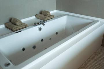 Jetted tub