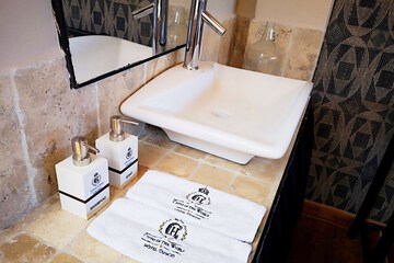 Bathroom sink