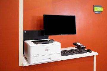 Business Center 28 of 31