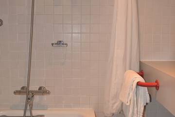 Deep soaking bathtub