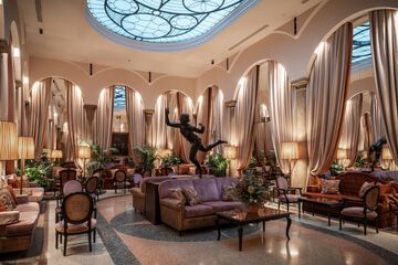 Lobby lounge