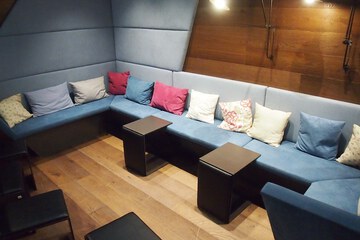 Lobby lounge