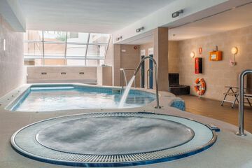 Indoor spa tub