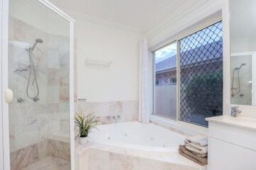 Deep Soaking Bathtub