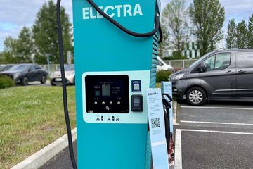Electric vehicle charging station