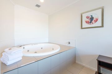 Private spa tub