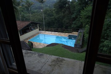 Pool waterfall