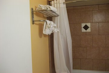 Deep soaking bathtub