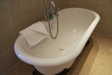 Deep soaking bathtub