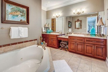 Deep soaking bathtub