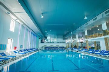 Indoor/outdoor pool