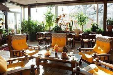 Lobby lounge