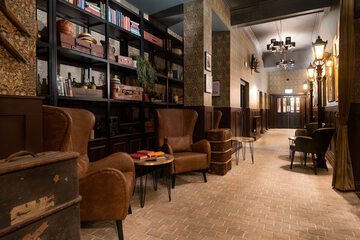 Lobby lounge