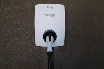Electric vehicle charging station