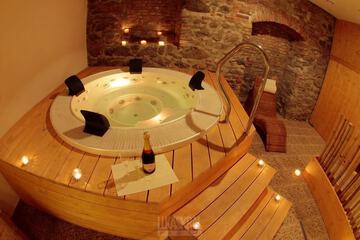 Indoor spa tub