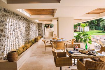 Poolside bar