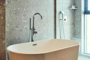 Deep soaking bathtub