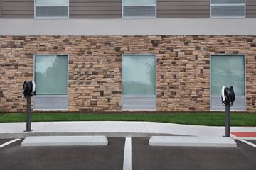 Electric vehicle charging station