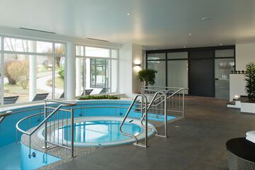 Indoor spa tub