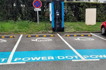Electric vehicle charging station