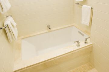 Deep soaking bathtub