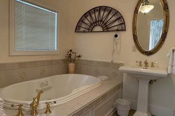 Deep soaking bathtub