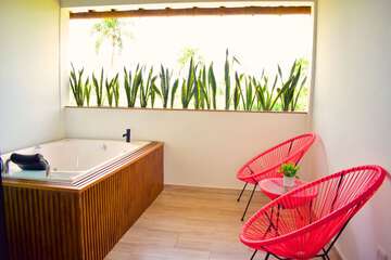 Deep soaking bathtub
