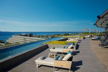 Swim-up bar