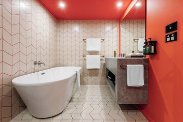 Deep soaking bathtub