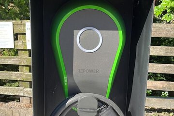 Electric vehicle charging station