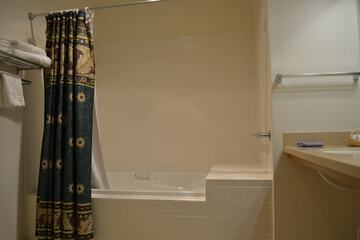 Deep soaking bathtub