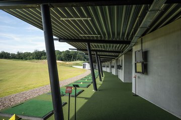 Indoor golf driving range