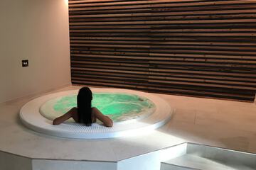Indoor spa tub