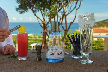 Poolside bar