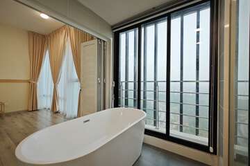 Deep soaking bathtub