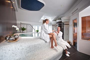 Indoor spa tub