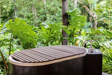 Deep soaking bathtub