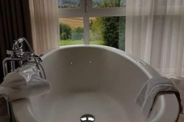 Deep soaking bathtub