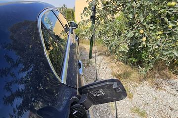 Electric vehicle charging station