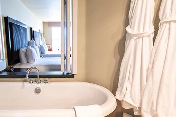 Deep soaking bathtub