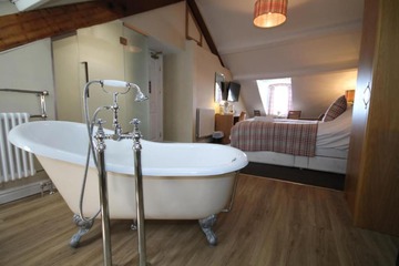 Deep soaking bathtub