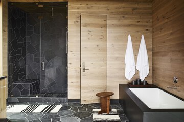 Deep soaking bathtub