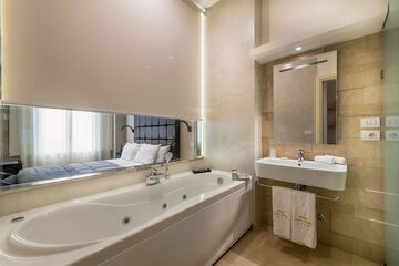Jetted tub