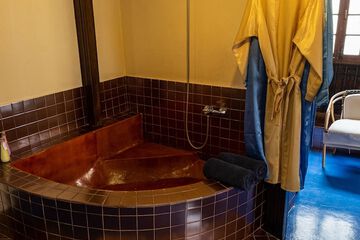 Deep soaking bathtub