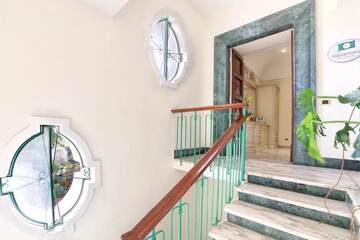 Handrails in stairways