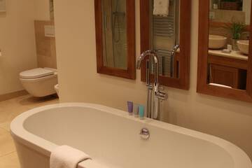 Deep soaking bathtub
