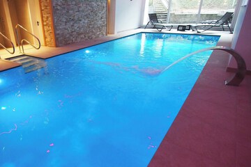 Pool waterfall