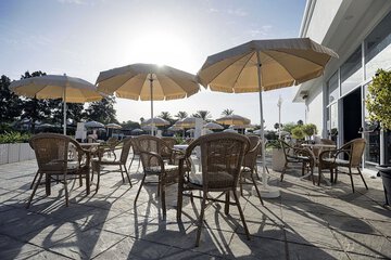 Poolside bar