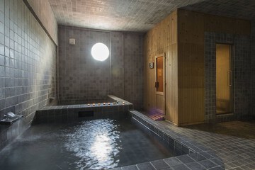 Indoor spa tub